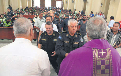 <p>Reciente. El lunes de esta semana, monseñor Emiliani presidió una misa para orar por los policías del país en la catedral de San Pedro Sula.</p>