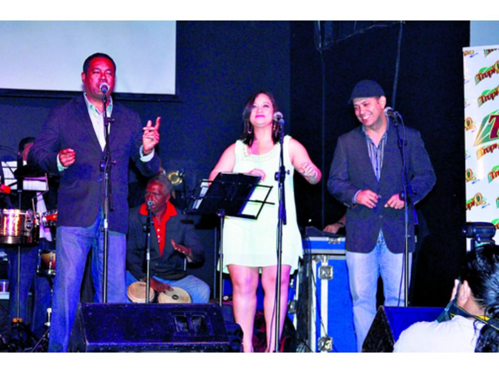 Los presentes no pararon de bailar durante la presentación.