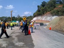 Luego que se cerrará la vía, la autopista Panamá-Colón está gratuita. Foto/Delfia Cortez<br>