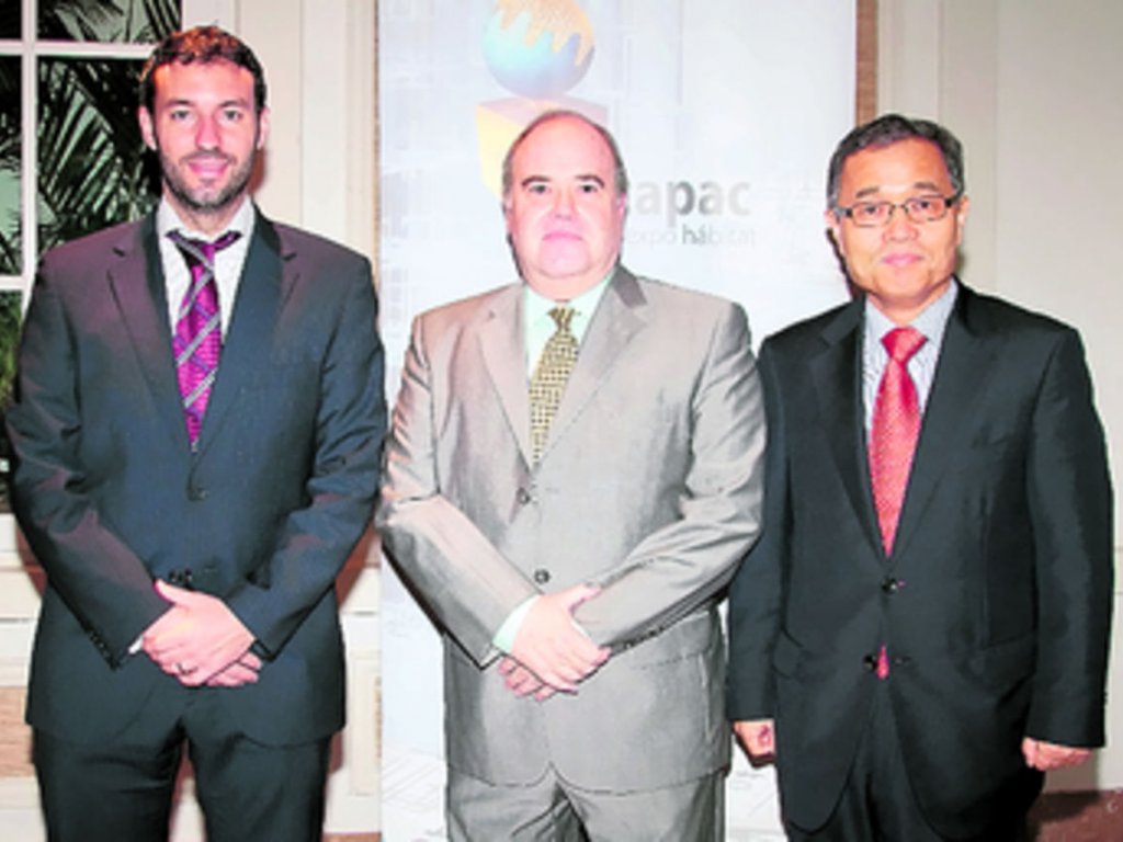 5. Bernardo Hernández, Enrique Asensio y Dool Jung Soo.