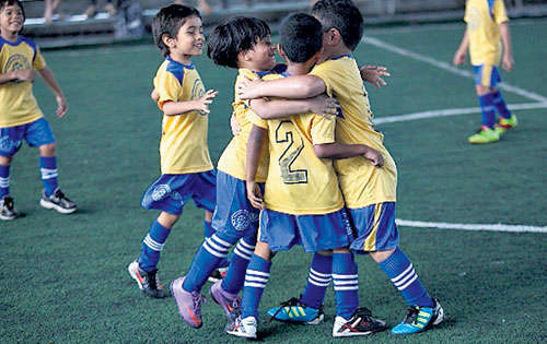 <p>Celebración. Los niños festejan su pase a la final.</p>