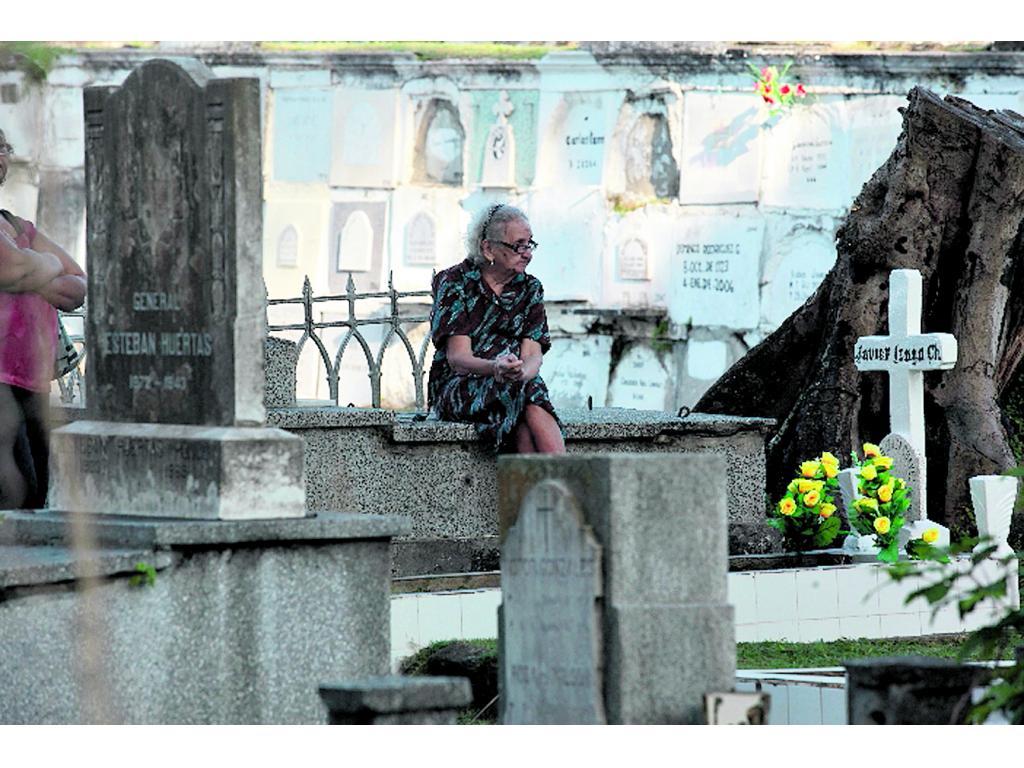 Recordación. Los cementerios estuvieron concurridos.(Víctor Arosemena)