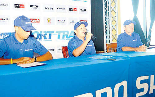 <p>Información. Edwin Pitty (c) en la conferencia.</p>