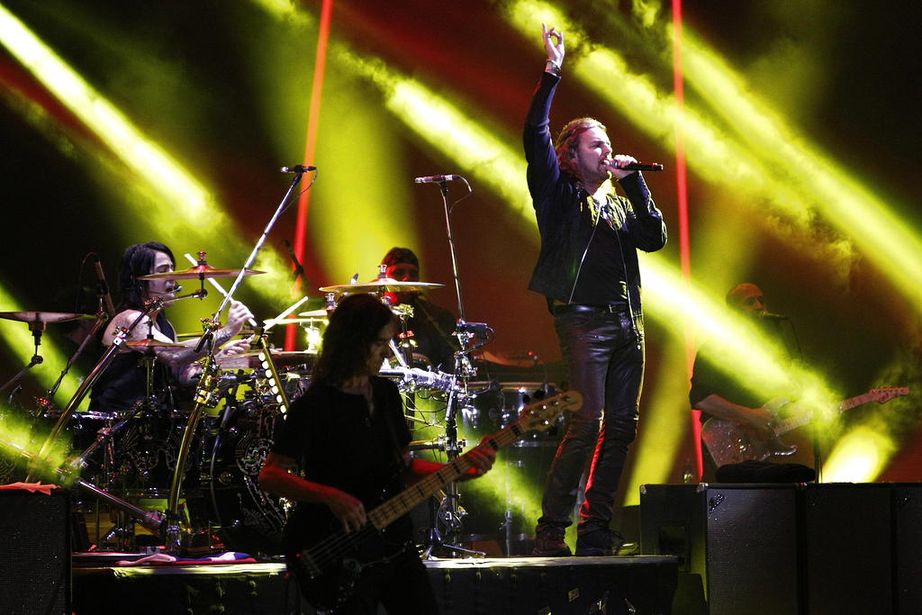 El vocalista de Maná, Fher Olvera (d), se presenta con la banda . EFE<br>