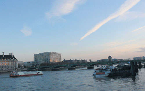 <p>Desde el muelles de Waterloo centro de Londres, se pueden coger barcos que llevan hasta Greenwich. La duración del trayecto es de 70 minutos.</p>