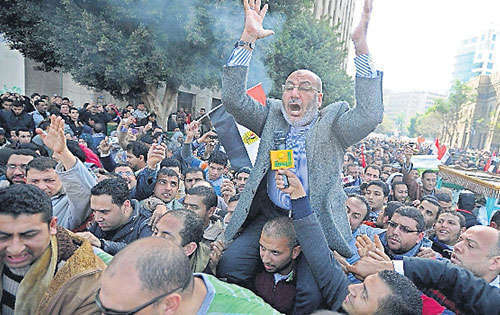 <p>Respeto. Egipcios suben a hombros al clérigo Safwat Hegazi.</p>