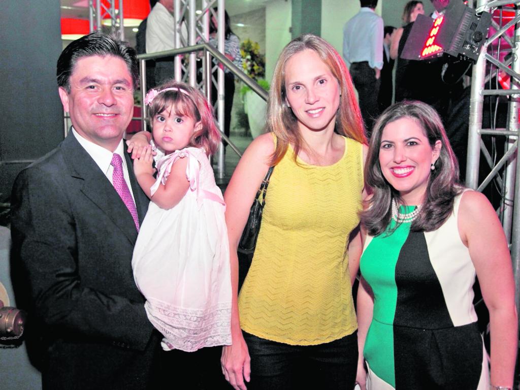 3. Marco Cortés, Isabella Cortés Valencia, Claudia Valencia y Marissa Valencia de Cortés. ()