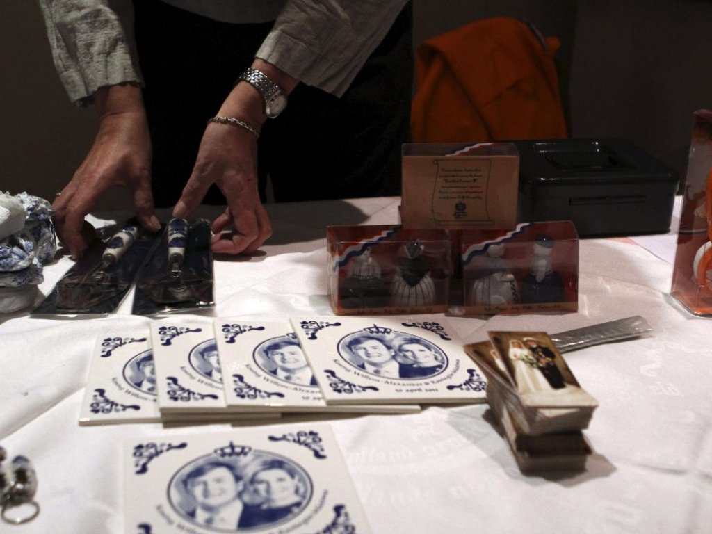 Detalle de algunos de los souvenirs elaborados en Argentina con motivo de la coronación de Guillermo Alejandro de Holanda y Máxima Zoreguieta. Foto/EFE
