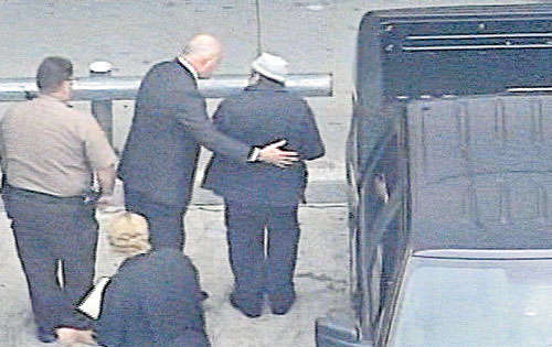 <p>Estados Unidos extraditó a Francia a Manuel Antonio Noriega, exdictador panameño, para enfrentar cargos por lavado de dinero. Fue condenado a 7 años de prisión, pero la pena se redujo.</p>