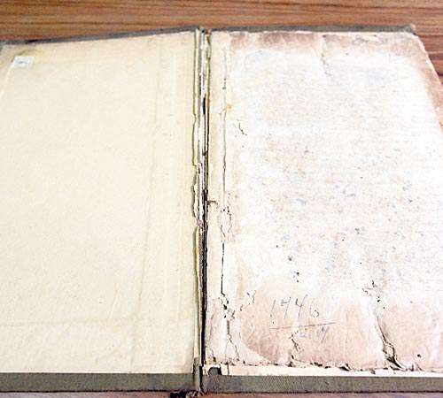 <p></p><p></p><p>1776. Libro más antiguo encontrado en el Archivo. Está libre de hongos, pero no se puede leer.</p>