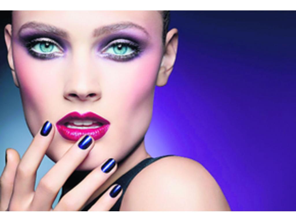 A la mirada también se le puede añadir sombras en tonos rosa o morado y los labios en rojo.(Archivo)