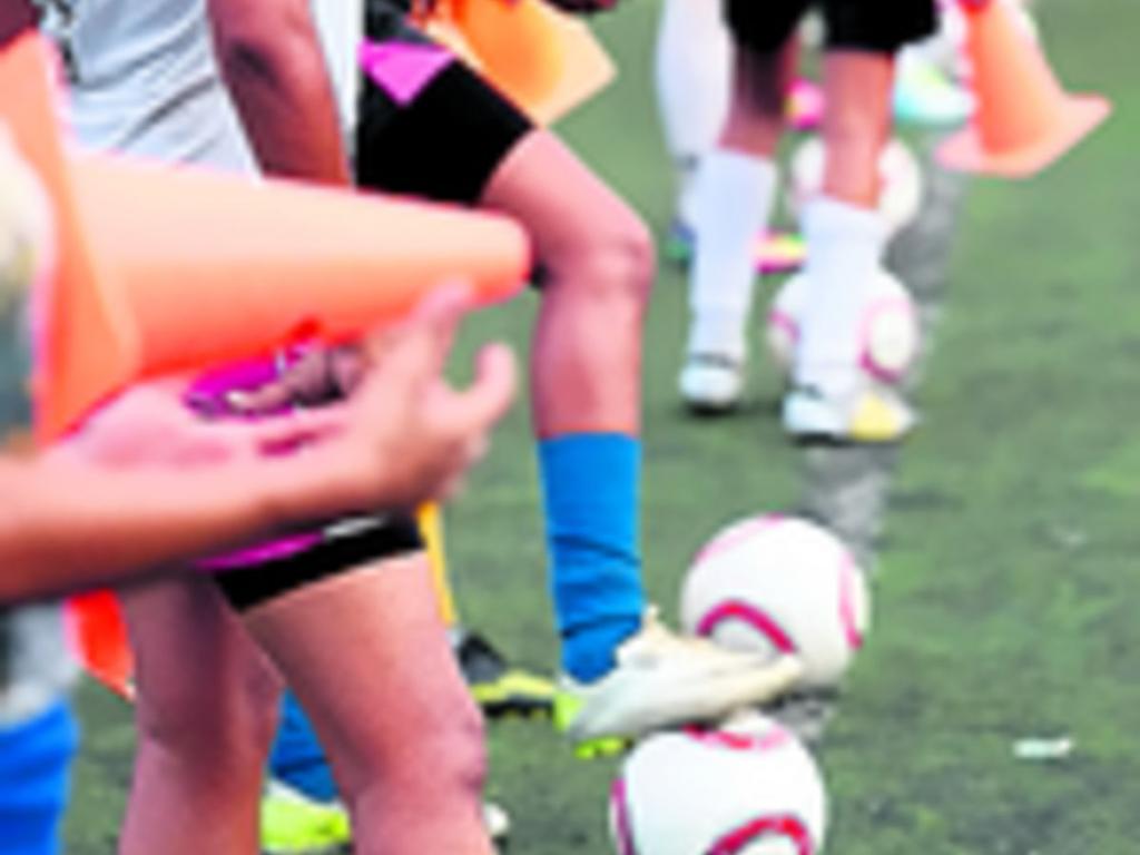 El balón es un amigo para ellas.(Anayansi Gamez)