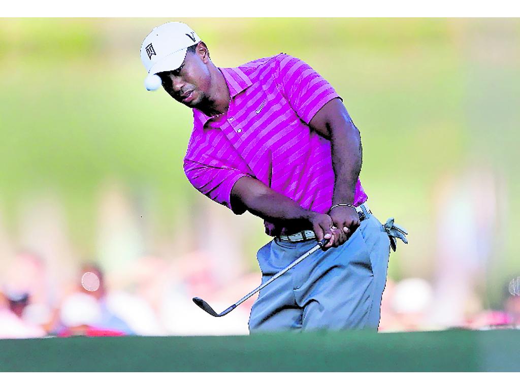De malas. Tiger Woods no tuvo una buena tarde.(AP)