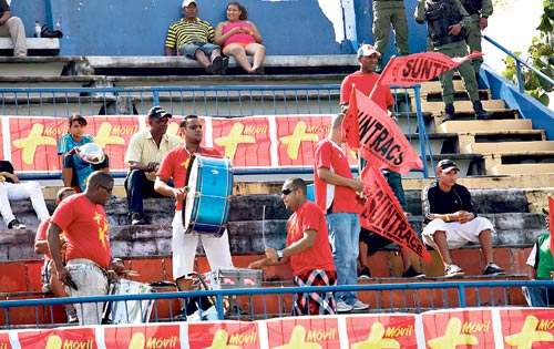 <p>Hinchas. Suntracs lleva muchos fanáticos a los estadios.</p>
