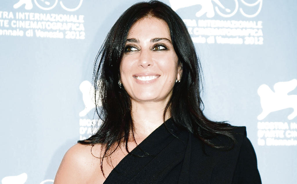Nadine Labaki. La actriz, con un vestido negro one shoulder. ()