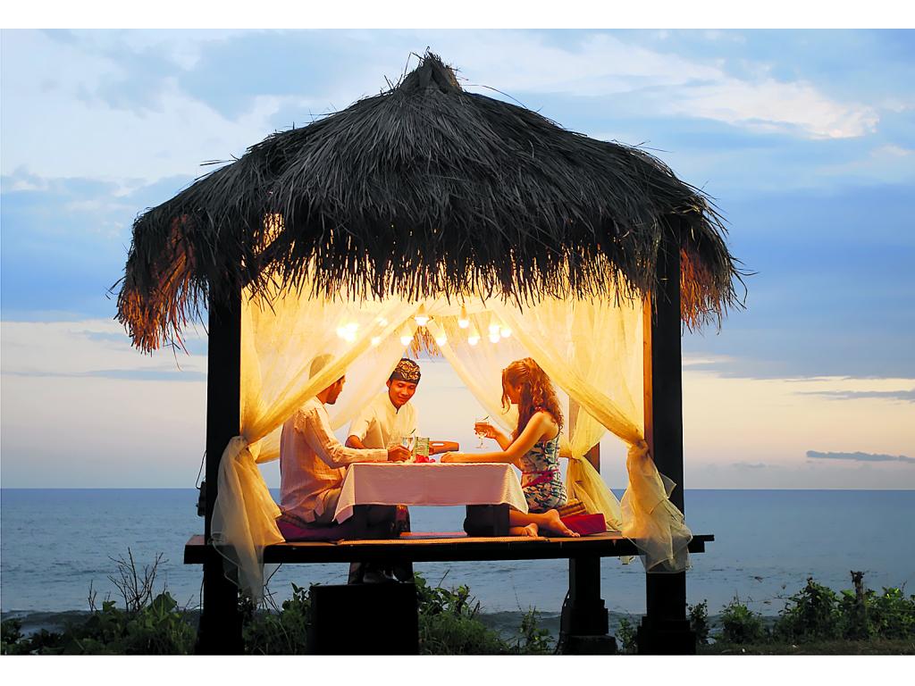 Romántico. Bali es el escenario perfecto para disfrutar en pareja que celebran lunas de miel.(Cortesía: Embajada de Indonesia en Panamá.)