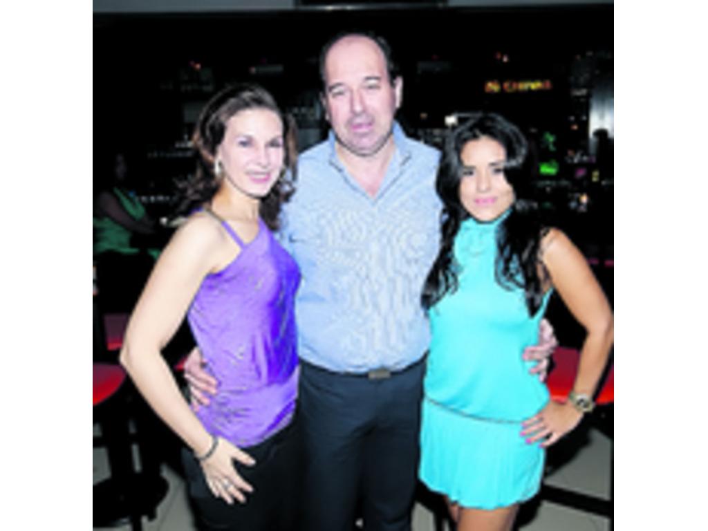 11. María Luisa Velásquez, Nardo Rivas y Nermin Barrango.