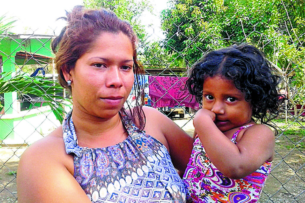 Ingrid sufre cada vez que tiene que dejar a su pequeña hija.(Leonardo Machuca)