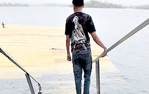 <p>Las tablas se despegaron.</p>