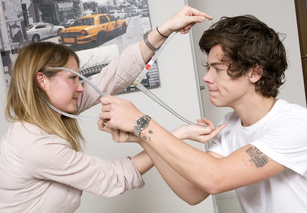Tomando medidas de la cara de Harry para exhibición de réplicas de cera en museo. Foto.Madame Tussaud