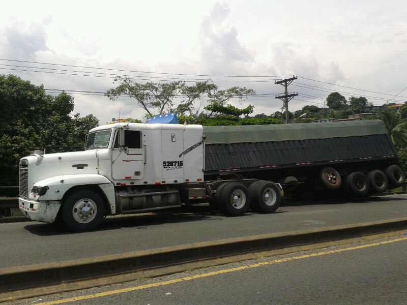 Camión accidentado en el puente de San Miguelito. Foto/Abel Rodríguez