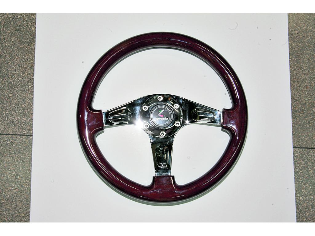 Moderno. Timón de madera deportivo que ofrece un mejor agarre durante el manejo, además le brinda un toque elegante al interior del auto. ()