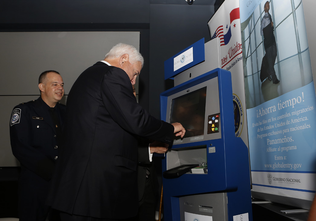 El presidente de la República, Ricardo Martinelli, se convirtió en el primer usuario del programa preferencial "Global Entry". Foto/Cortesía<br><br><br><br>