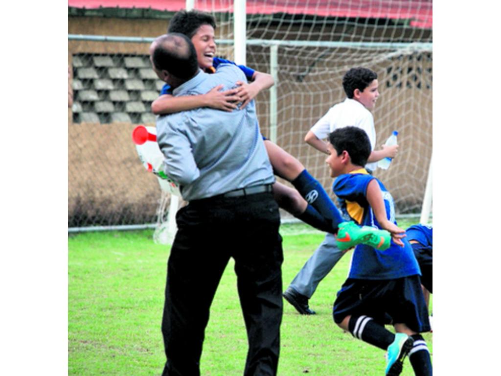 Jugadores muestran su felicidad, luego del triunfo.(Alberto Ortega)