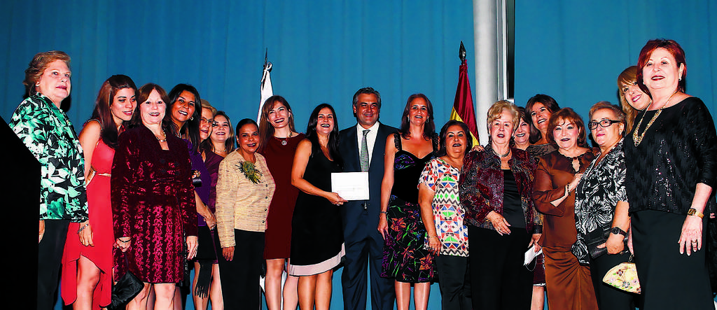 La Asociación de Damas Españolas posa junto al embajador de España en Panamá, Jesús Silva, y su esposa. ()