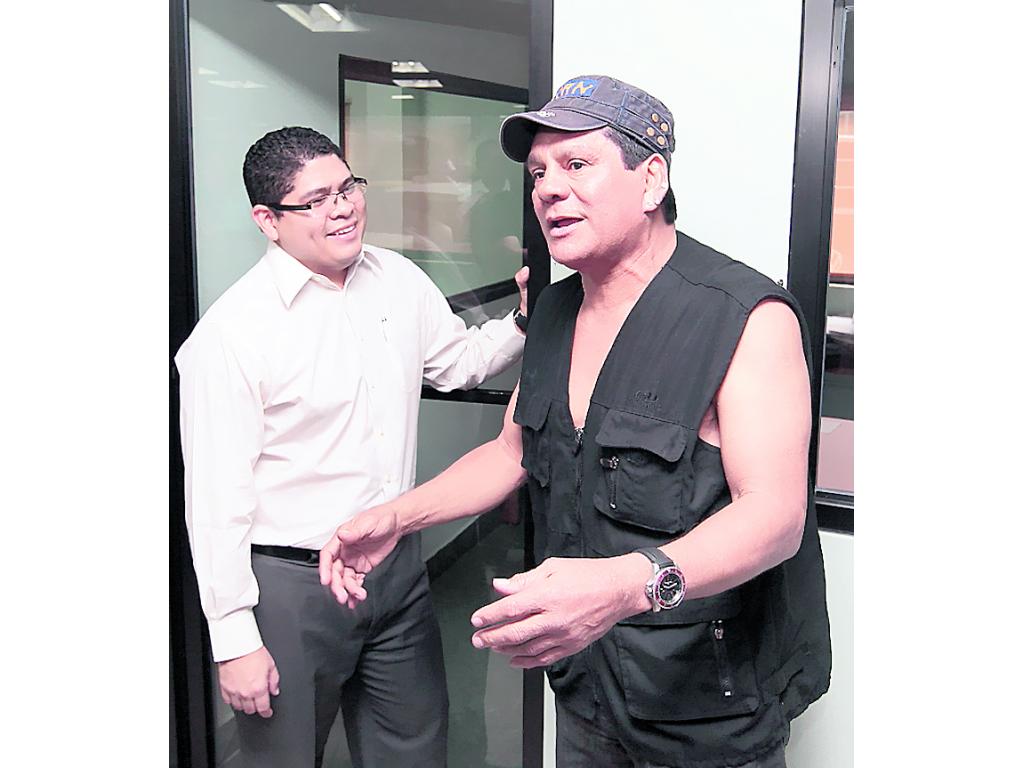 Historias. Durán junto a Dustin Guerra, subdirector de Panamá América.(Abel Rodríguez)