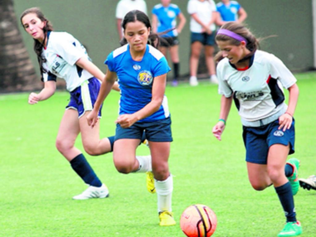 Momento en el que se iba a realizar un disparo a puerta contraria.(Anayansi Gamez)