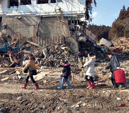 <p> Una familia retorna para el proceso de reconstrucción.</p>