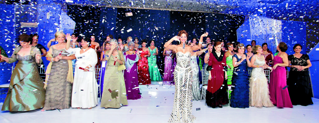Tributo. Las homenajeadas junto a la reina Diamante, Maruquel Madelaine González Velásquez, durante uno de los momentos cumbres de la velada en el Salón Las Totumas. ()