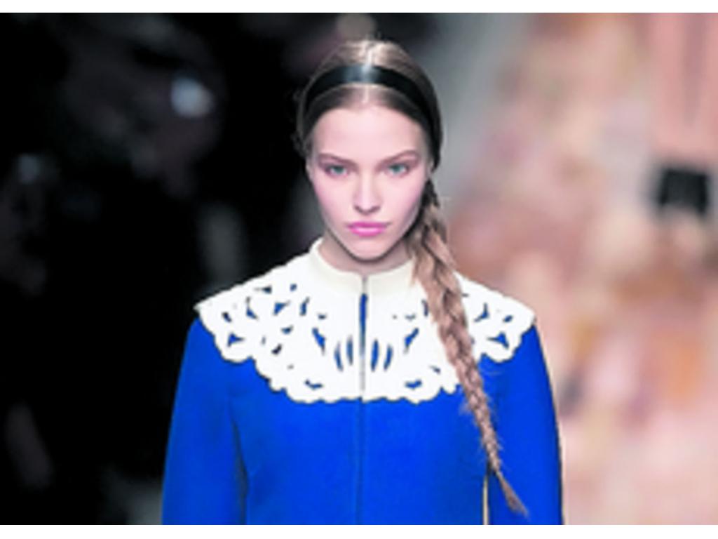 El diseñador Valentino revivió en las pasarelas a la mujer religiosa del siglo XVIII. Esta tendencia tomará auge. El cuello se despliega hasta los hombros.
