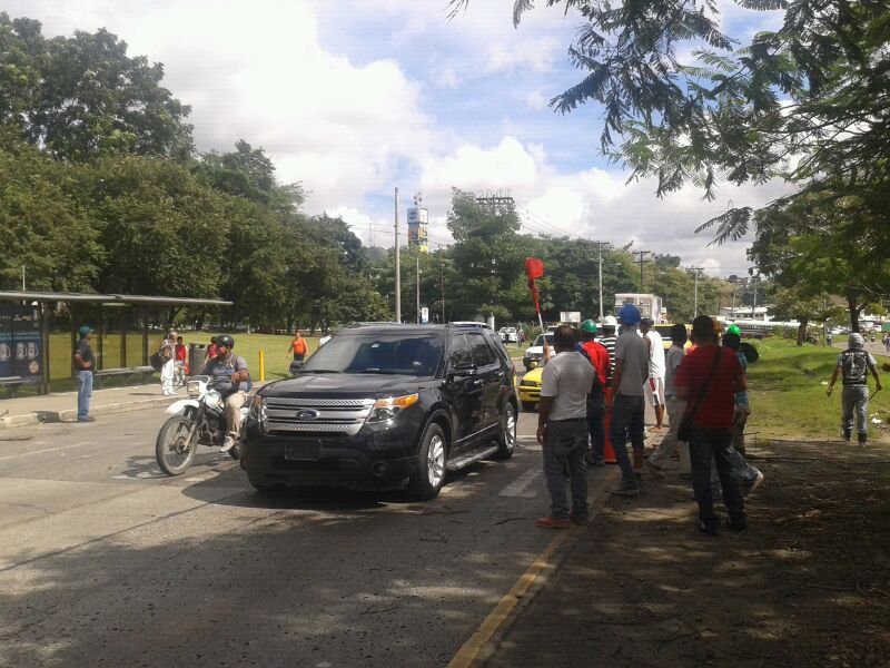 Obreros reabren la vía en Tumba Muerto. Foto/Cortesía<br>