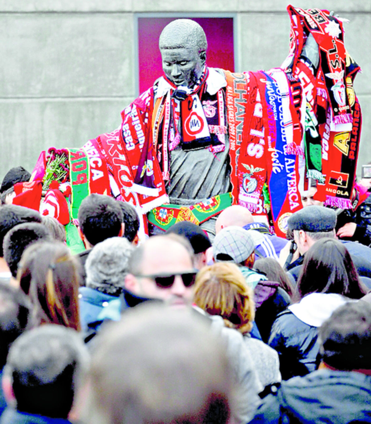 Aficionados visitan la estatua de Eusebio en el Estadio de Luz. (EFE)
