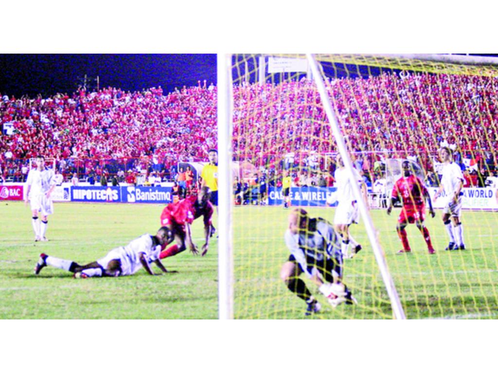 Kasey Keller atrapa el balón ante la mirada de Roberto Brown (izq.) y Ricardo Patón Phillips (15) en la eliminatoria rumbo a Alemania 2006. (Archivo)