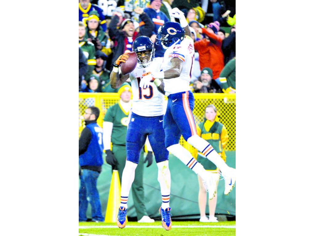Brandon Marshall (izq.), de los Bears, celebra una anotación ante los Packers con su compañero Alshon Jeffery (der.).(Efe)
