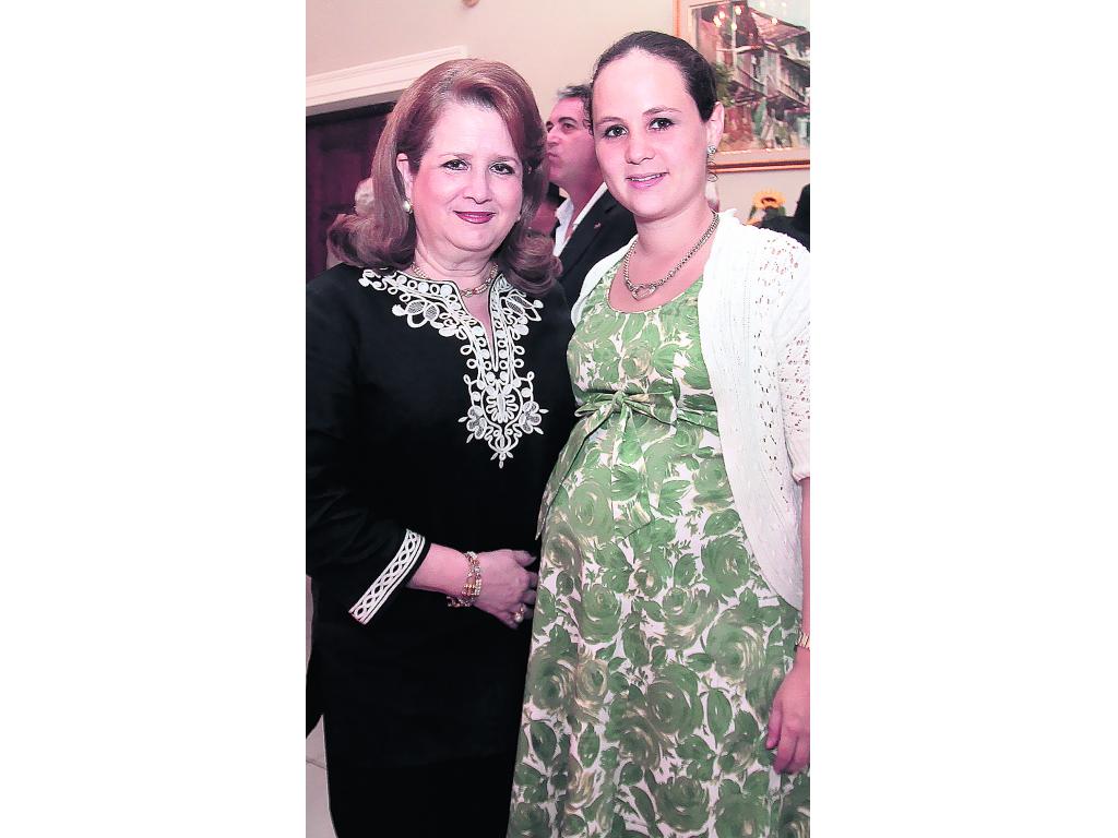 Magda de Serrano y Susana de Serrano.()