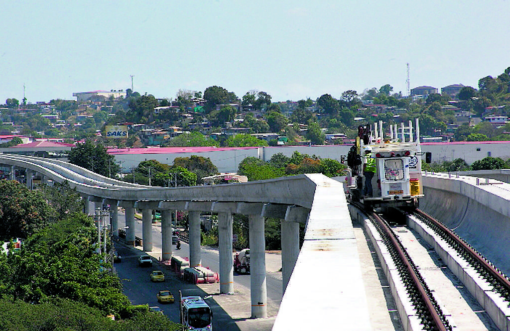 Cinco estaciones aéreas comprende el metro.(Víctor Arosemena)