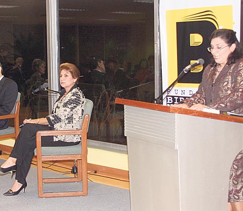 <p>Mesa principal. Haydeé Méndez Illueca, Sergio Ramírez Mercado, Gilma de León y Briseida Bloise. </p>