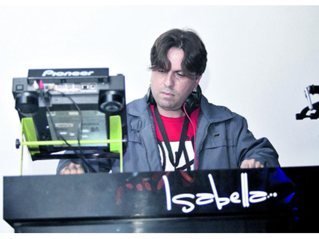 Dj Noise Mak e calentó los motores antes de la llegada de Connor.