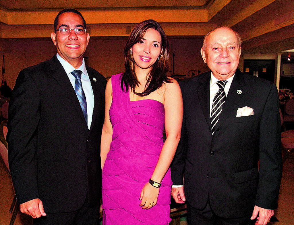 Roberto Nicholson, Eyvis de Nicholson y Apostolos Costarangos.()