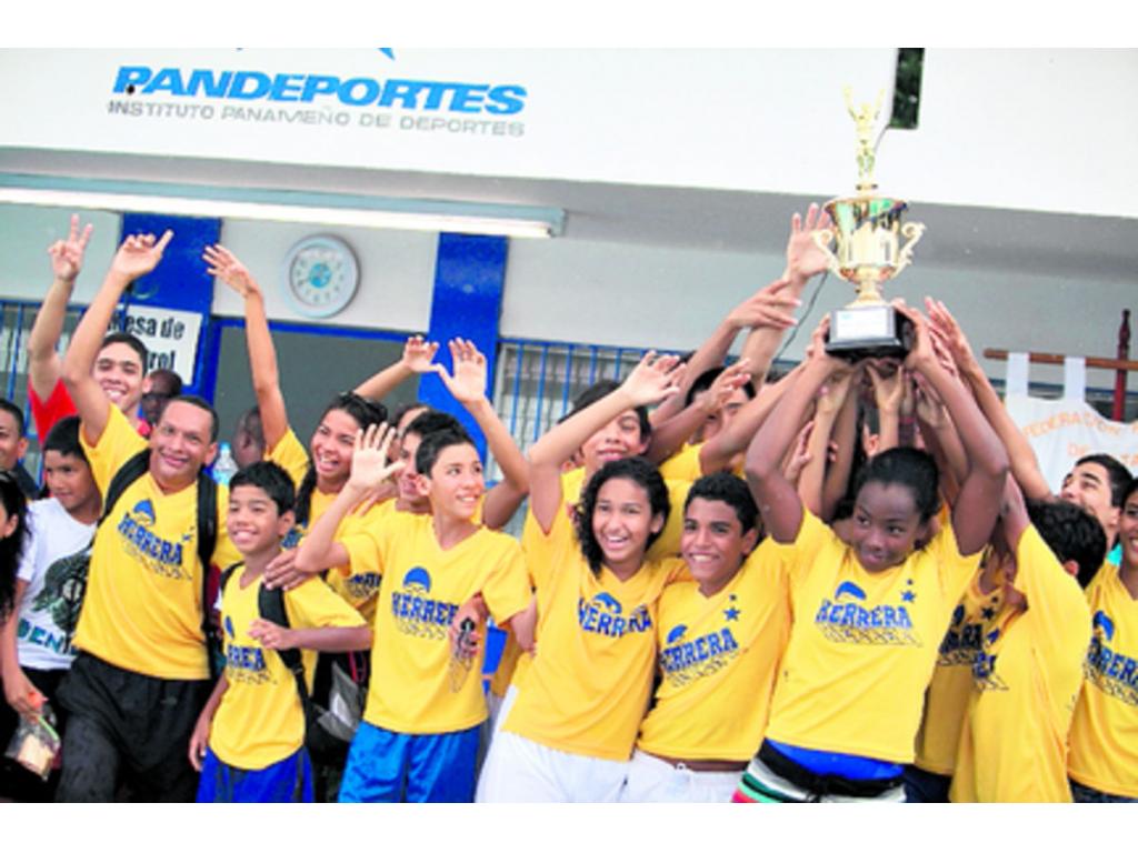 El subcampeonato de la provincia de Herrera es muestra del trabajo de la natación en el interior del país. (Alberto Ortega)