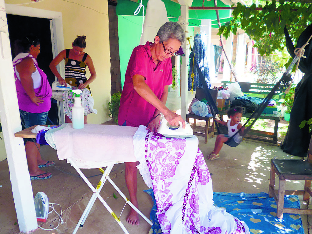 Ganancia. Los Cedeño se benefician planchando polleras.()