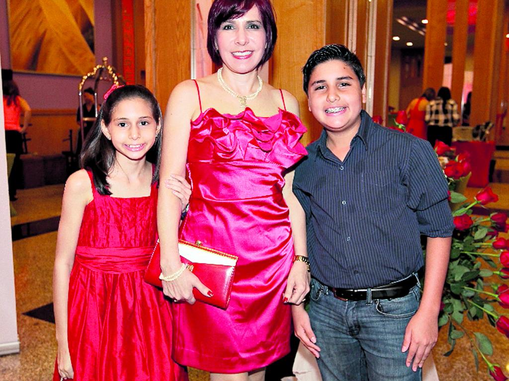 Ana Gloria Rosas, Ana Franco de Rosas y Jorge Andrés Rosas.()