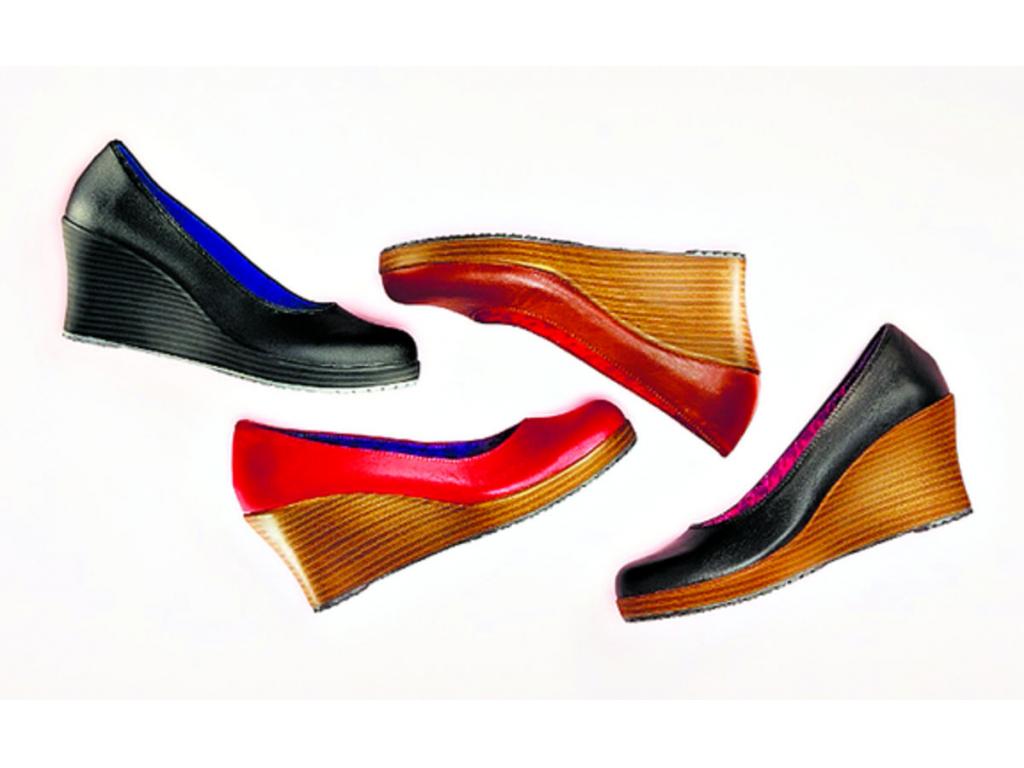 Presenta su nuevo modelo llamado A-Leigh Closed toe Wedge, que brinda a las féminas comodidad, suavidad, color y un estilo diferente, muy casual.(Crocs, línea Be Chic)