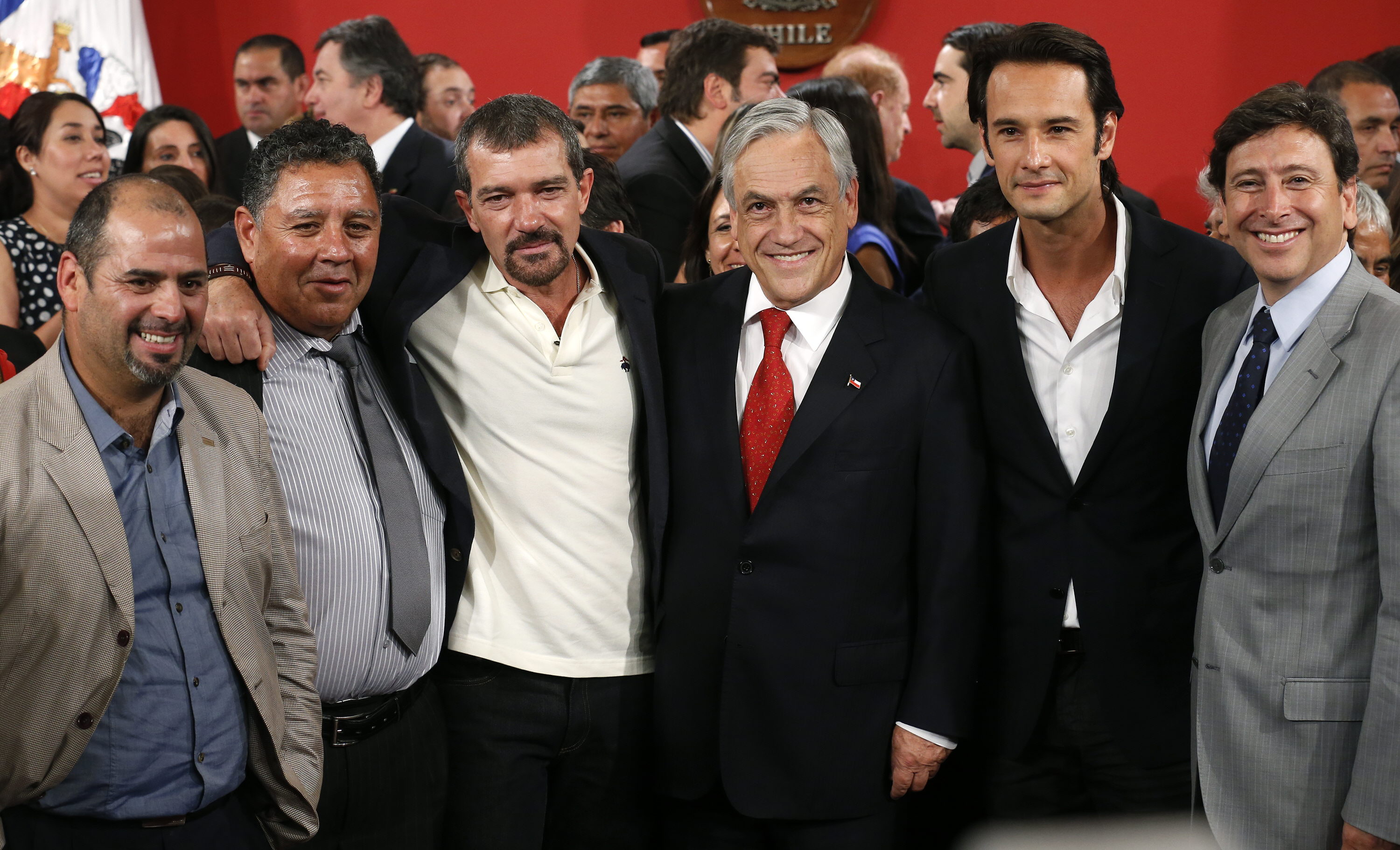 De izquierda a derecha, los mineros Mario Sepúlveda, Luis Urzúa, el actor español Antonio Banderas, el presidente de Chile, Sebastian Piñera, el actor brasileño Rodrigo Santoro y el exministro de Minería de Chile, Laurence Golborne. Foto/EFE<br>