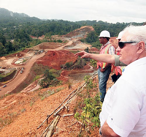 <p>Presidente. Ricardo Martinelli recorrió la mina de oro.</p>