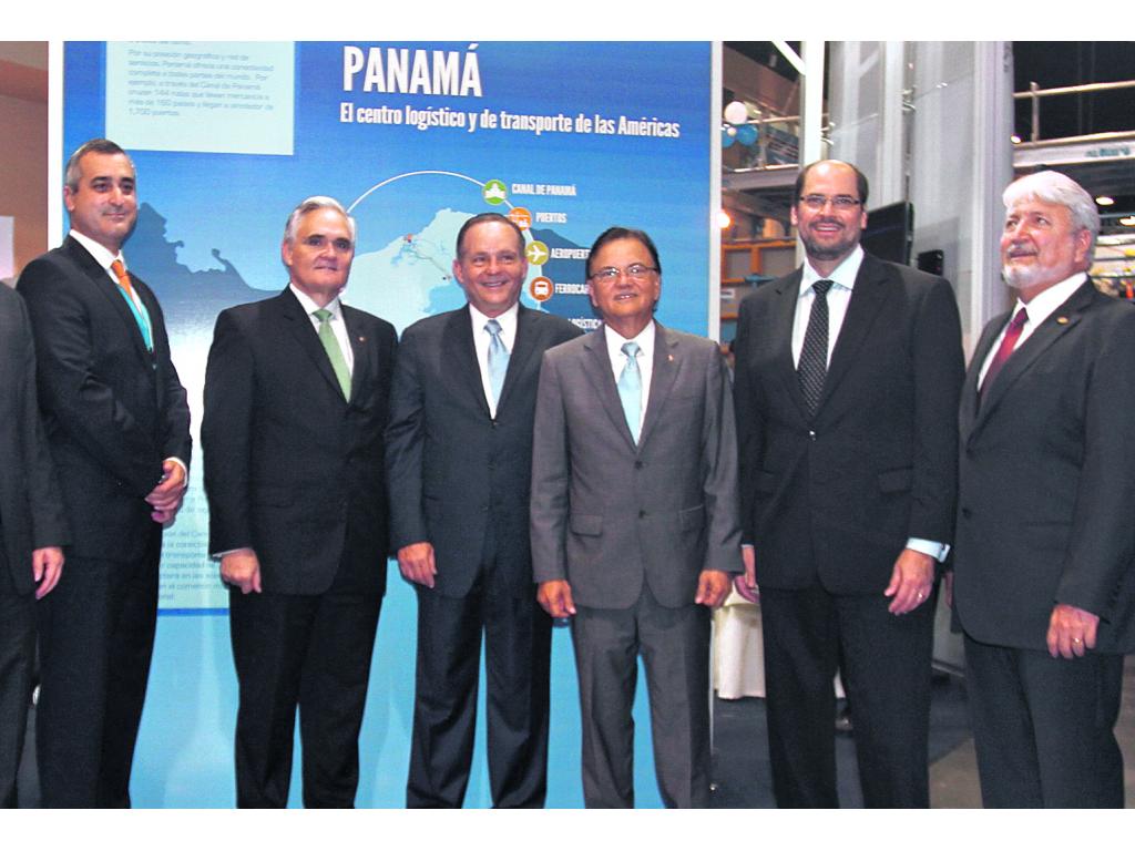 Gabriel Diez, presidente de CAPAC Expo Hábitat; Jorge Quijano, administrador de la ACP, Alberto Alemán Zubieta, Roberto Roy, José Domingo Arias, ministro de Vivienda y Gastón Regis, presidente de CAPAC.(Omar Morales)